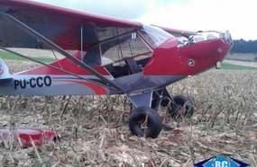 Avião monomotor faz pouso de emergência no interior de Ouro