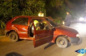 Motorista é preso por embriaguez após colidir em barranco