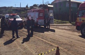 Motorista foge após atropelar mulher com duas crianças