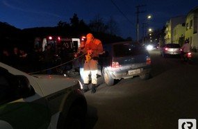Acidente de trânsito entre Uno e motocicleta em Herval d´Oeste