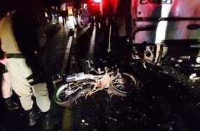 Motociclista de 18 anos perde a vida ao colidir em caminhão