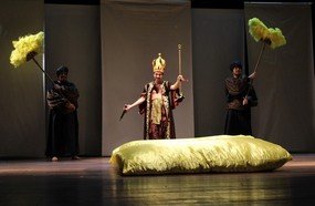 Comédia “O Rei do Mundo” diverte e faz público refletir em Joaçaba