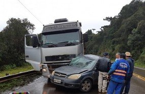 Carro é atingido por carreta após rodar na pista em Ponte Serrada