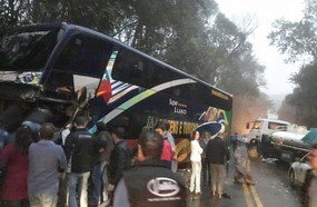 Colisão entre ônibus e caminhão deixa motorista preso às ferragens