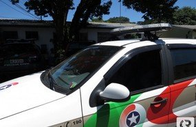 Indivíduos são flagrados tentando furtar roupas em loja