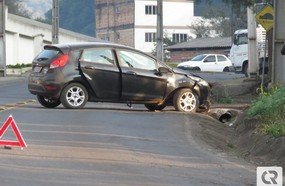 Motorista colide em barranco em Herval d´Oeste