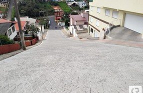 Rua íngreme ganha concreto armado no bairro Santa Tereza