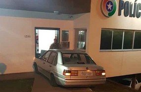 Motorista embriagado é preso após colidir no Quartel da Polícia Militar