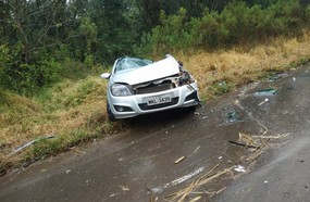 Caminhão tomba sobre carro após sair da pista na SC-155