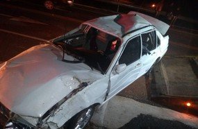 Veículo com placas de Joaçaba capota em Treze Tílias