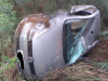 Carro com dois adultos e uma criança capota na BR-282