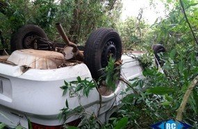 Motorista fica ferido após despencar com carro em ribanceira
