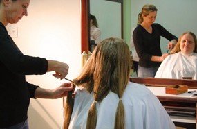 Professora doa fios de cabelo para confecção de perucas para crianças com câncer