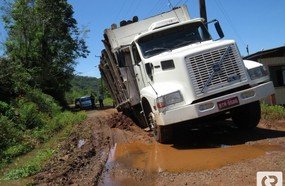 Caminhão atola e precisa ser rebocado na estrada Barra Verde