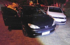 Crime eleitoral: indivíduos cercam viatura descaracterizada da polícia