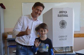 Candidato Marcos Weiss vota no CERT acompanhado do filho