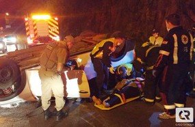 Casal ferido em capotamento na saída de Joaçaba