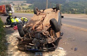 Motorista capota veículo após se perder em curva na SC-135