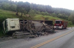 Caminhão carregado tomba após ficar sem freios na SC-452