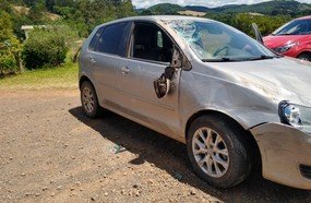 Carro capota após colidir na traseira de outro veículo na SC-150