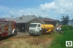 Caminhão pipa auxilia Bombeiros combater incêndio em Jaborá