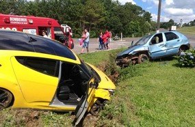 Bombeiros atendem colisão entre veículos na BR-282