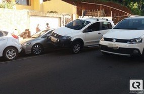 Veículo fica encavalado após colisão no centro de Herval