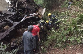Motorista morre após caminhão cair em ribanceira na BR-470