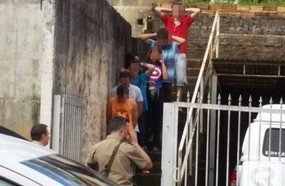 PM flagra grupo de jovens consumindo drogas em residência