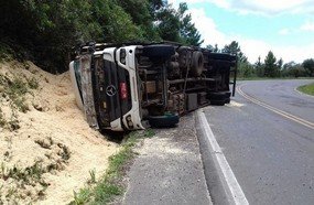 Caminhão tomba na BR 282 em Catanduvas