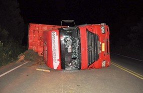 Motorista fica ferido ao tombar carreta na SC-350