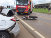Acidente envolvendo três veículos deixa motociclista ferido