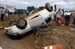 Casal fica ferido após veículo ser atingido por carreta na BR-282