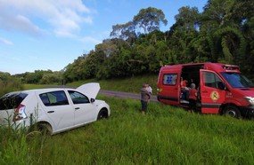 Veículos são lançados para fora da pista após colisão na BR-282