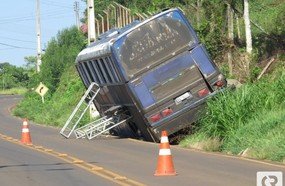 Motor apaga e ônibus atinge veículo em Herval d´Oeste