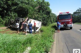 Caminhão fica sem freio e tomba na BR-282 em Herval d´Oeste