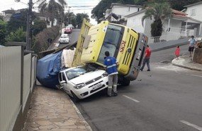 Caminhão de bebidas tomba sobre automóvel em Concórdia