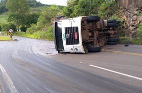 Caminhão espalha produto gorduroso após tombar na SC-355