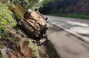 Condutora capota veículo após perder controle da direção