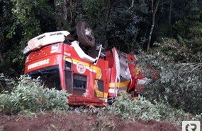 Caminhão dos Bombeiros capota ao se deslocar para ocorrência