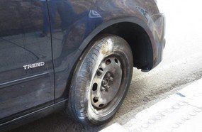 Prejuízo: para evitar acidente, motorista bate contra meio-fio