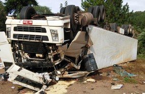 Motorista sofre ferimentos ao capotar caminhão na BR-282