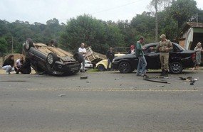Colisão entre veículo deixa três feridos em Tangará