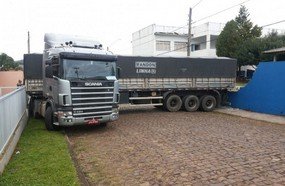 Carreta dispara e atinge muro de escola em Erval Velho