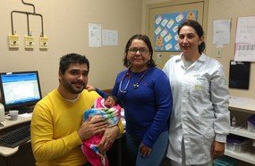 Bebê que estava morta no útero da mãe nasce com vida