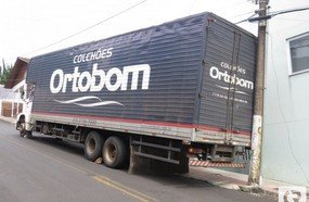 Caminhão atinge poste e deixa parte de Herval sem luz