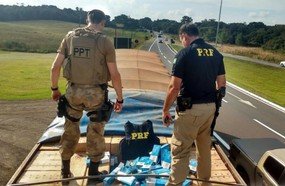 PRF e PM apreendem carreta carregada com cigarros na BR-282