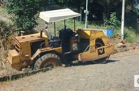 Rolo compressor da Prefeitura cai em valeta no Morada do Sol