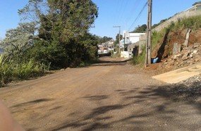 Demora na implantação do esgoto na Rua Celso Brás de Carli
