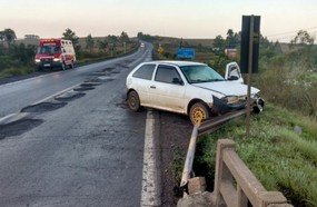 Motorista fica ferido ao colidir em guard-rail na BR-282